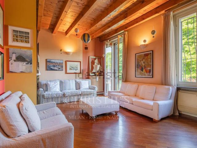 Case e ville in vendita di 207 m² in Viale Francesco Restelli, 12