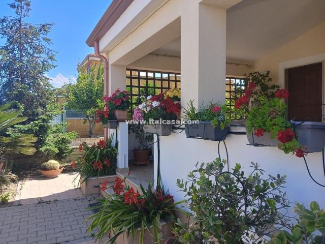 Case e ville in vendita di 208 m² in Via dei Gelsomini