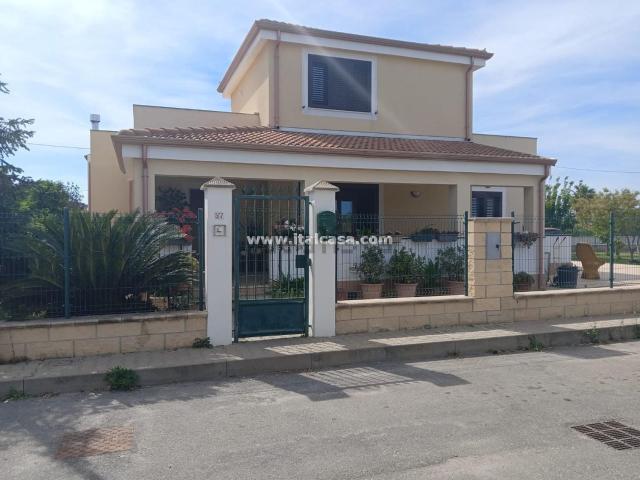 Case e ville in vendita di 208 m² in Via dei Gelsomini
