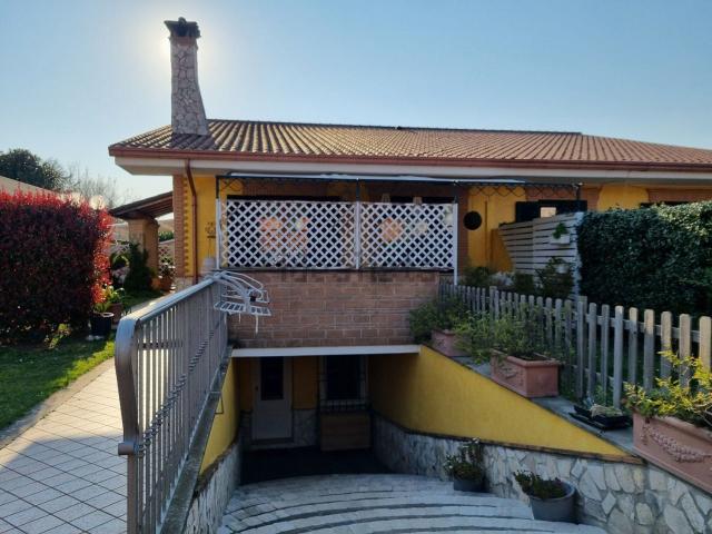 Case e ville in vendita di 208 m² in Via della Selciata