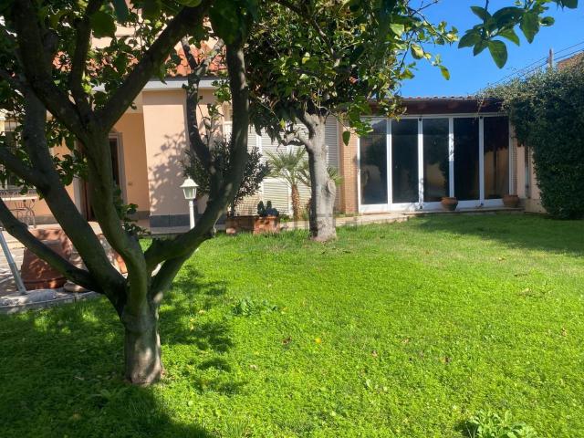 Case e ville in vendita di 208 m² in Via Tommaso Lamberti, 14