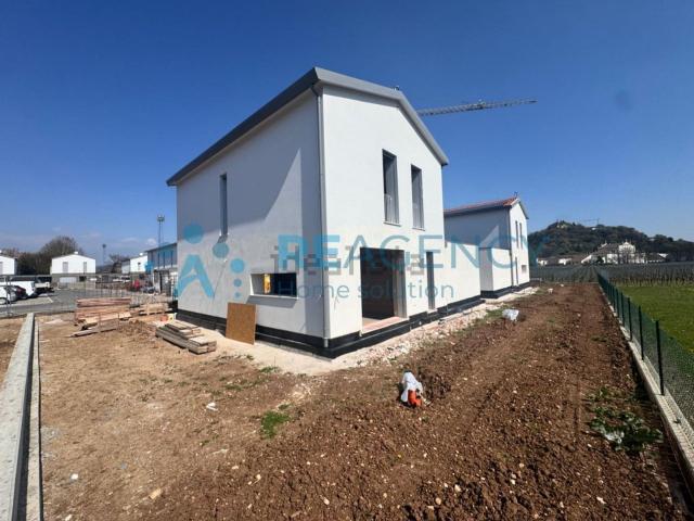 Case e ville in vendita di 209 m² in Via Thomas Edison