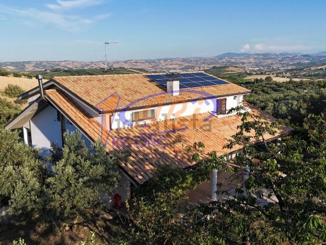 Case e ville in vendita di 210 m²