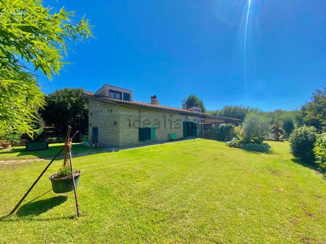 Case e ville in vendita di 210 m² in Via Caporipa