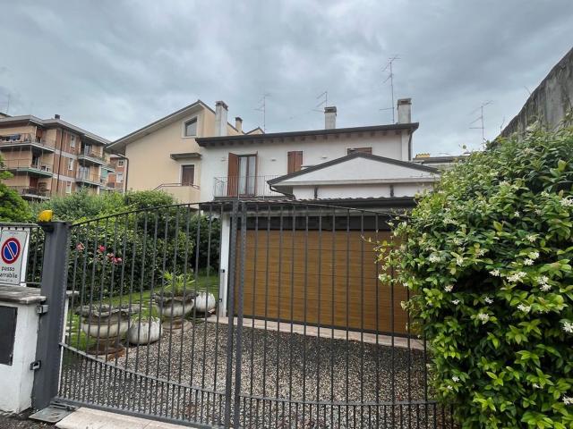 Case e ville in vendita di 210 m² in Via Curtatone