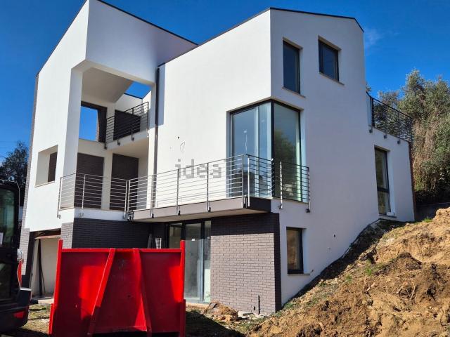 Case e ville in vendita di 210 m² in Via Alcide De Gasperi, 54