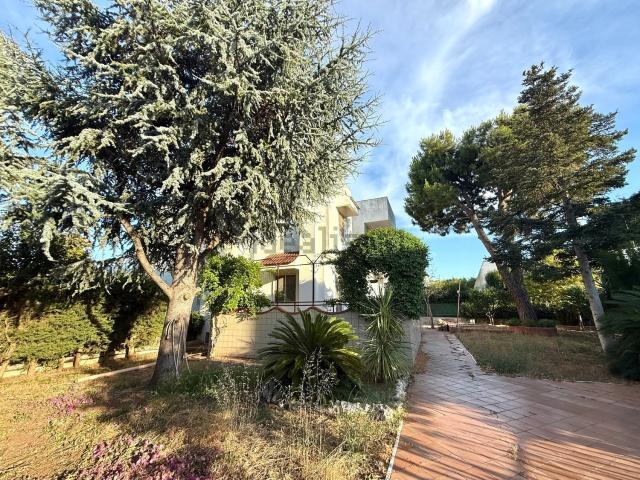 Case e ville in vendita di 210 m² in Via Botticelli, 6
