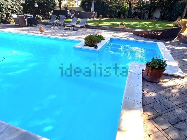 Case e ville in vendita di 210 m² in Via Baccheretana