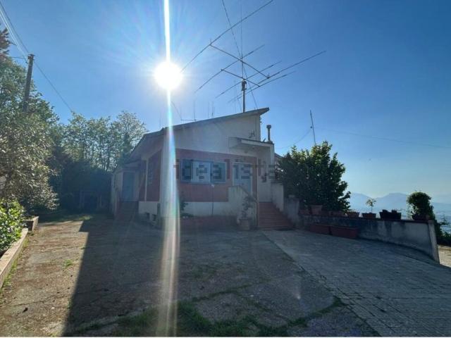 Case e ville in vendita di 210 m² in Via Belvedere