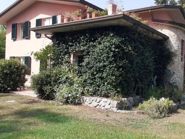 Case e ville in vendita di 210 m² in Via G. Verdi