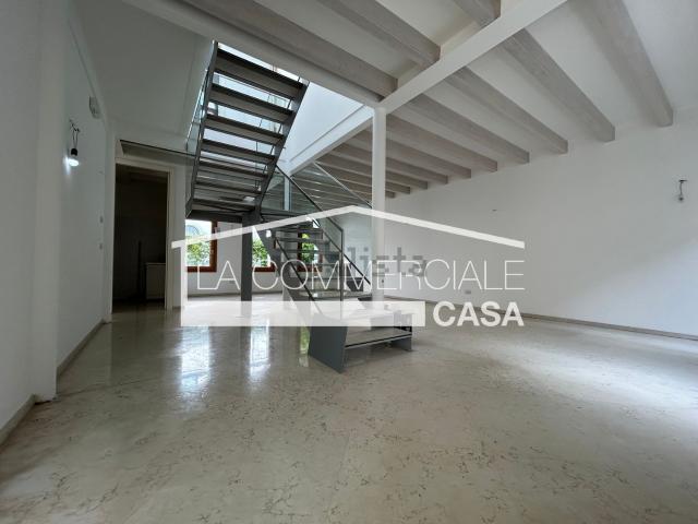 Case e ville in vendita di 210 m² in Via Giuseppe Miraglia