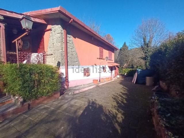 Case e ville in vendita di 210 m² in Via degli Abeti