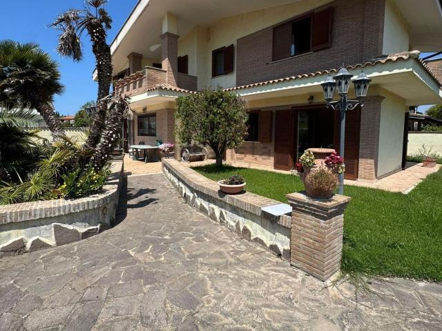 Case e ville in vendita di 210 m² in Via delle Camelie, 70