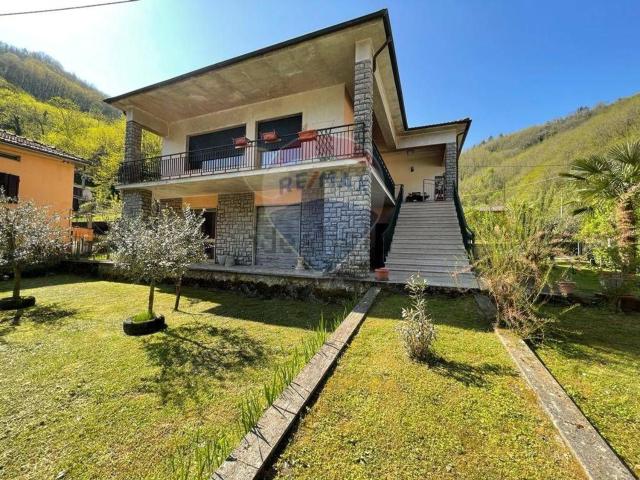 Case e ville in vendita di 210 m² in Via di Lugliano, 89