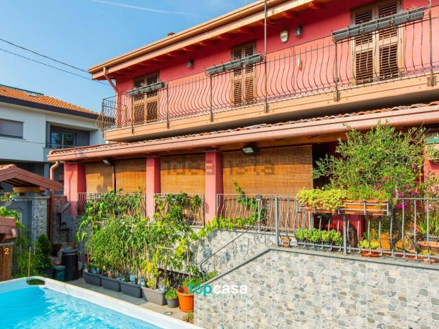 Case e ville in vendita di 210 m² in Via E. de Amicis, 36