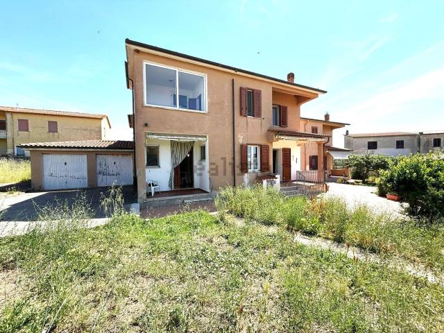 Case e ville in vendita di 210 m² in Via Enrico Berlinguer, 13