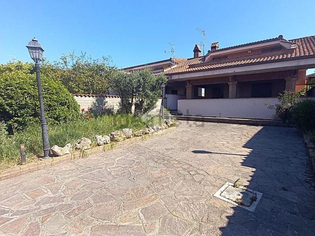 Case e ville in vendita di 210 m² in Via Isernia, 36