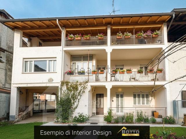 Case e ville in vendita di 210 m² in Via IV Novembre, 5