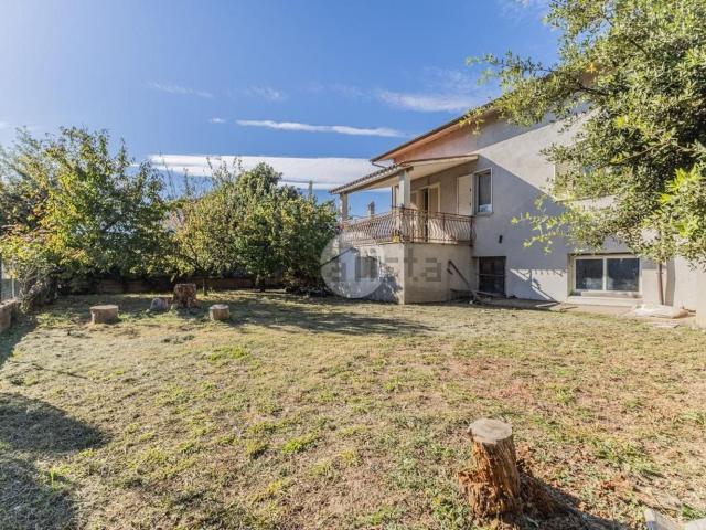 Case e ville in vendita di 210 m² in Via Lorenzo da Viterbo, 3