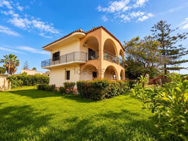 Case e ville in vendita di 210 m² in Via Lago Maggiore