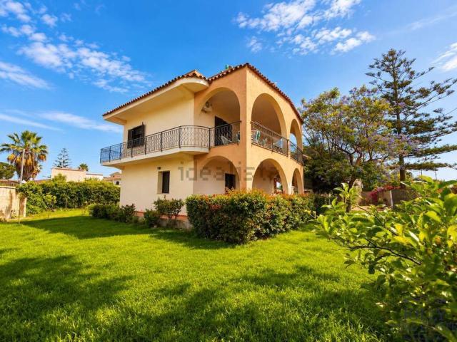 Case e ville in vendita di 210 m² in Via Lago Maggiore