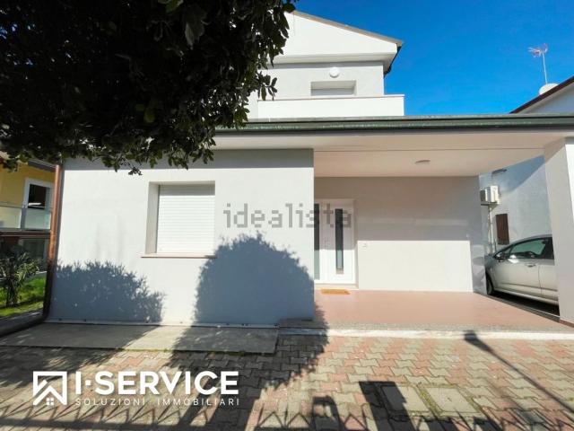 Case e ville in vendita di 210 m² in Via Liguria, 10