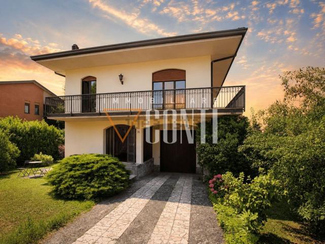 Case e ville in vendita di 210 m² in Via Mezana, 29