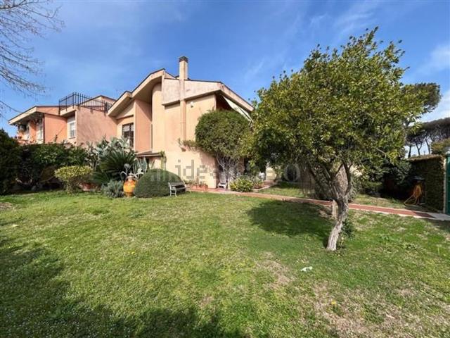 Case e ville in vendita di 210 m² in Via Mezzocorona