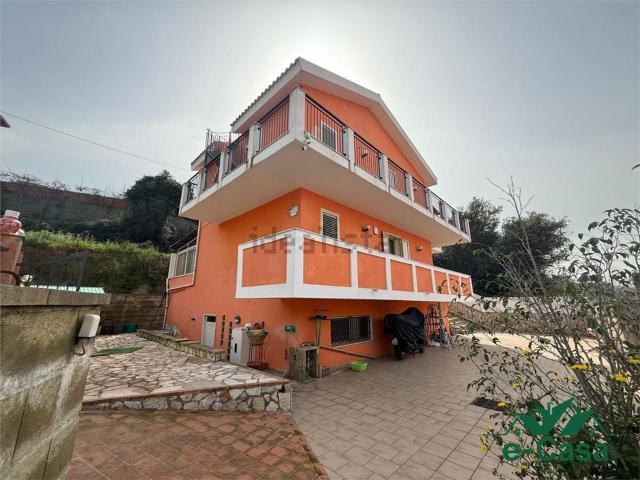 Case e ville in vendita di 210 m² in Via Murazze, 15