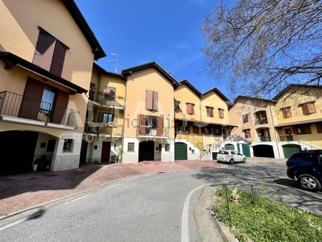 Case e ville in vendita di 210 m² in Via Nicolò Secco d&apos Aragona