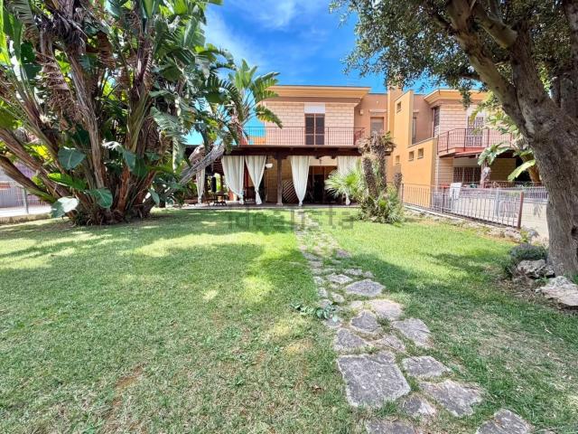Case e ville in vendita di 210 m² in Via Salvo D&apos Acquisto