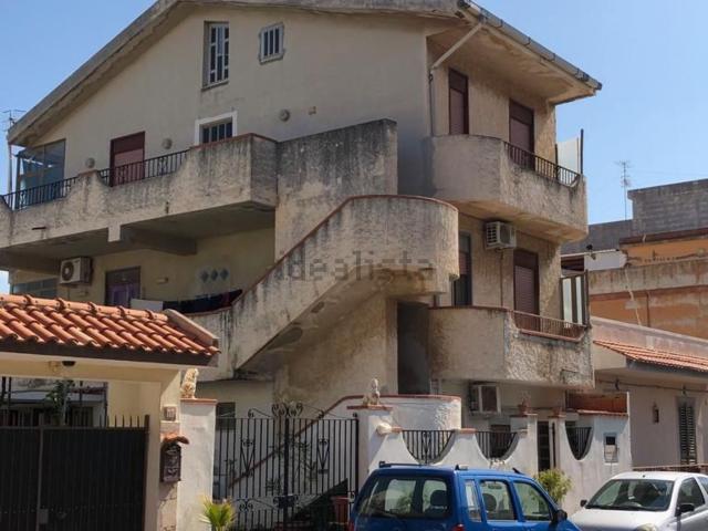 Case e ville in vendita di 210 m² in Via Scarfì, 16