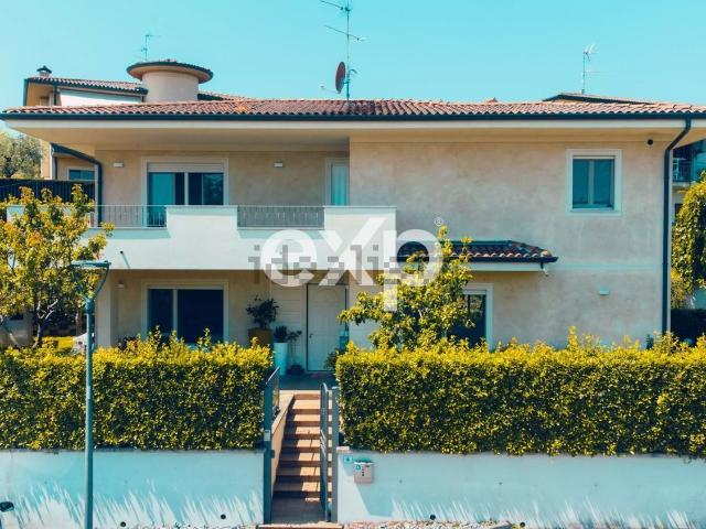 Case e ville in vendita di 210 m² in Via Serello, 14
