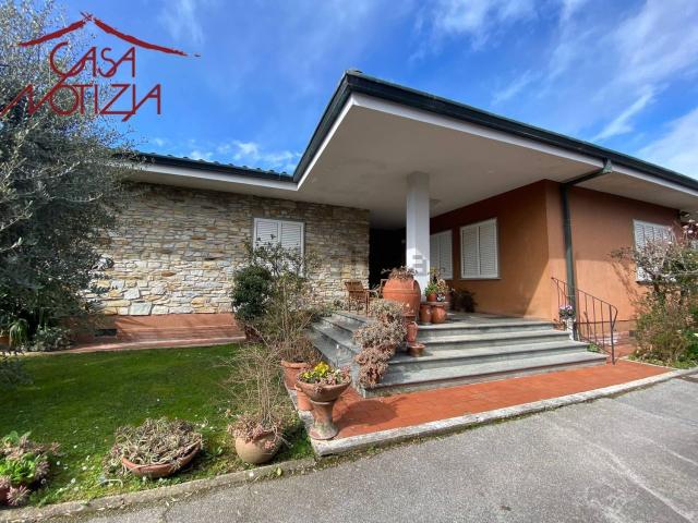Case e ville in vendita di 210 m² in Via Pisana