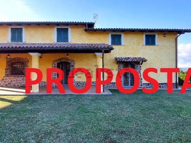 Case e ville in vendita di 210 m² in Via Prati di Mainello, 30