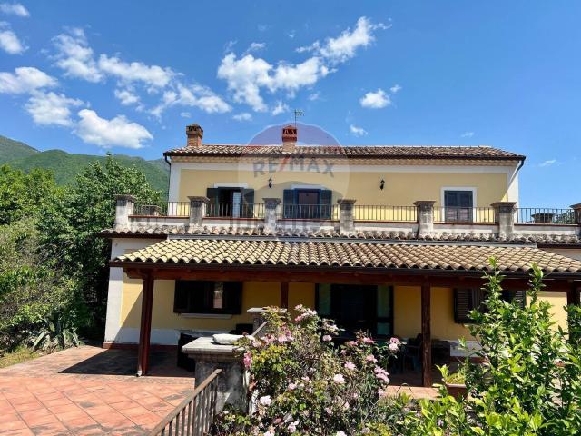 Case e ville in vendita di 210 m² in Via Rivo