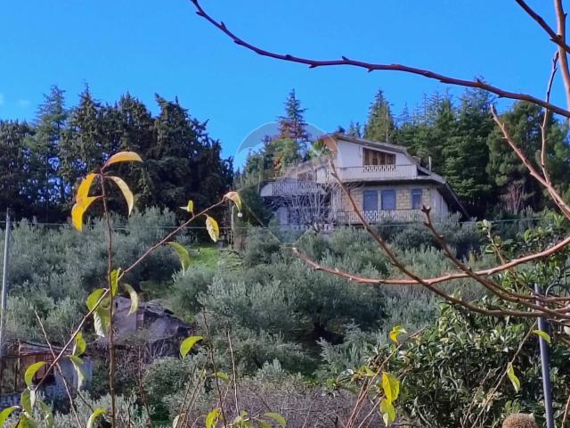 Case e ville in vendita di 210 m² in Via Umberto I
