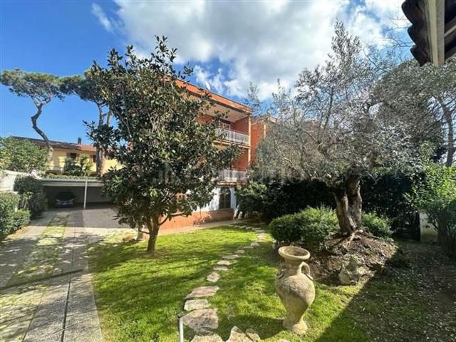 Case e ville in vendita di 210 m² in Viale dei Promontori