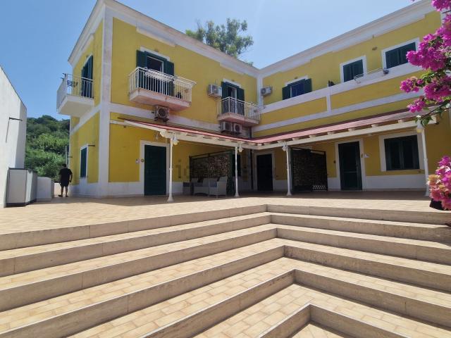Case e ville in vendita di 210 m² in Contrada SANDOLO, 4