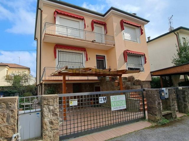 Case e ville in vendita di 211 m²