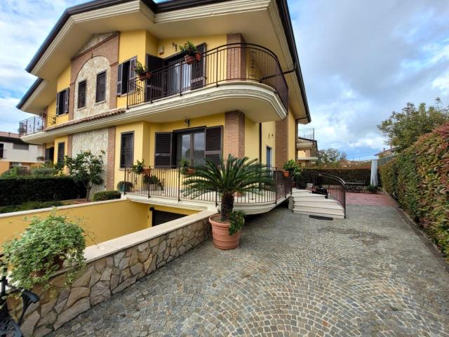 Case e ville in vendita di 211 m² in Via Gavetelle, 1