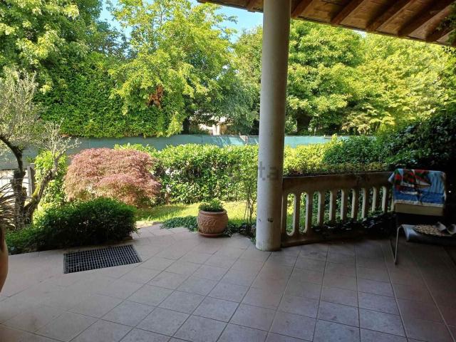 Case e ville in vendita di 211 m² in Via Firenze