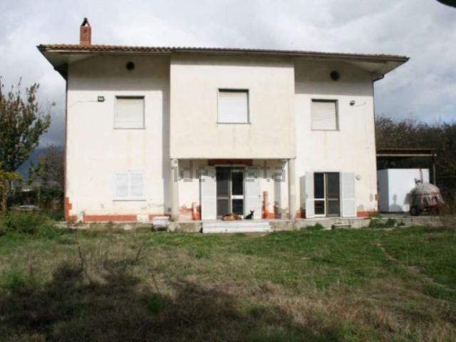 Case e ville in vendita di 211 m² in Via Torricelli