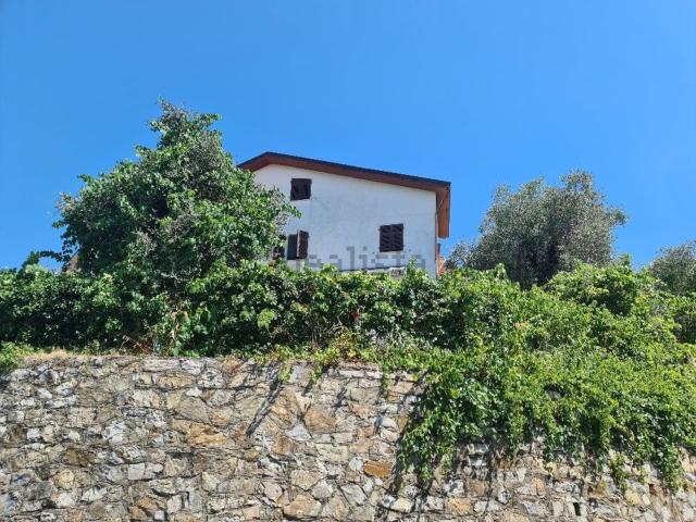 Case e ville in vendita di 211 m² in Via XX Gennaio 1945