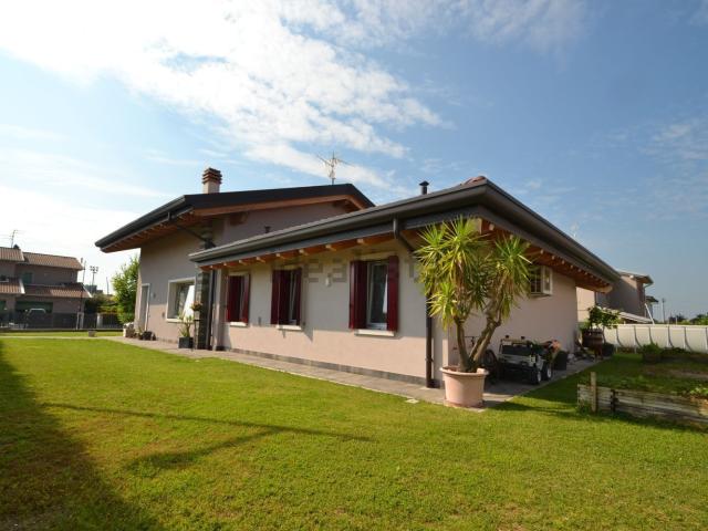 Case e ville in vendita di 211 m² in Località Sandrà