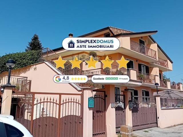 Case e ville in vendita di 212 m² in Via Fontana del Lago