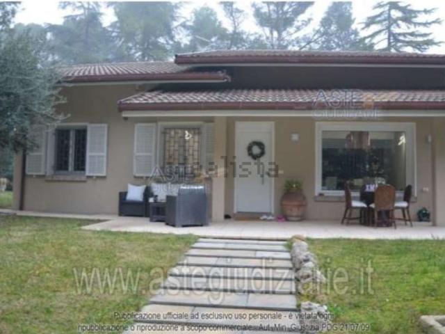 Case e ville in vendita di 212 m² in Via Scacciano, 46