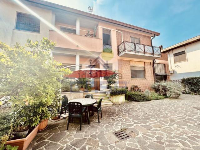 Case e ville in vendita di 212 m² in Via P. Mascagni