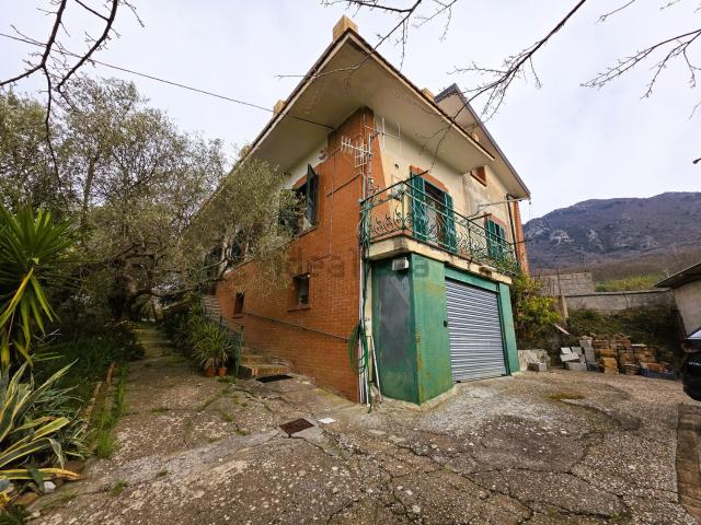 Case e ville in vendita di 213 m² in Via Acquaviva
