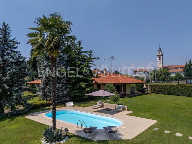 Case e ville in vendita di 213 m² in Via Al Lago, 157